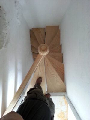 escalera caracol pino